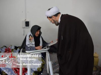 تصاویر / حضور امام جمعه موقت و مسئولین میبد در منزل مادر شهید حسین کارگر