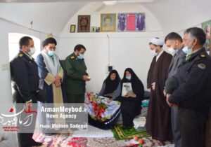 حضور امام جمعه موقت و مسئولین میبد در منزل مادر شهید حسین کارگر